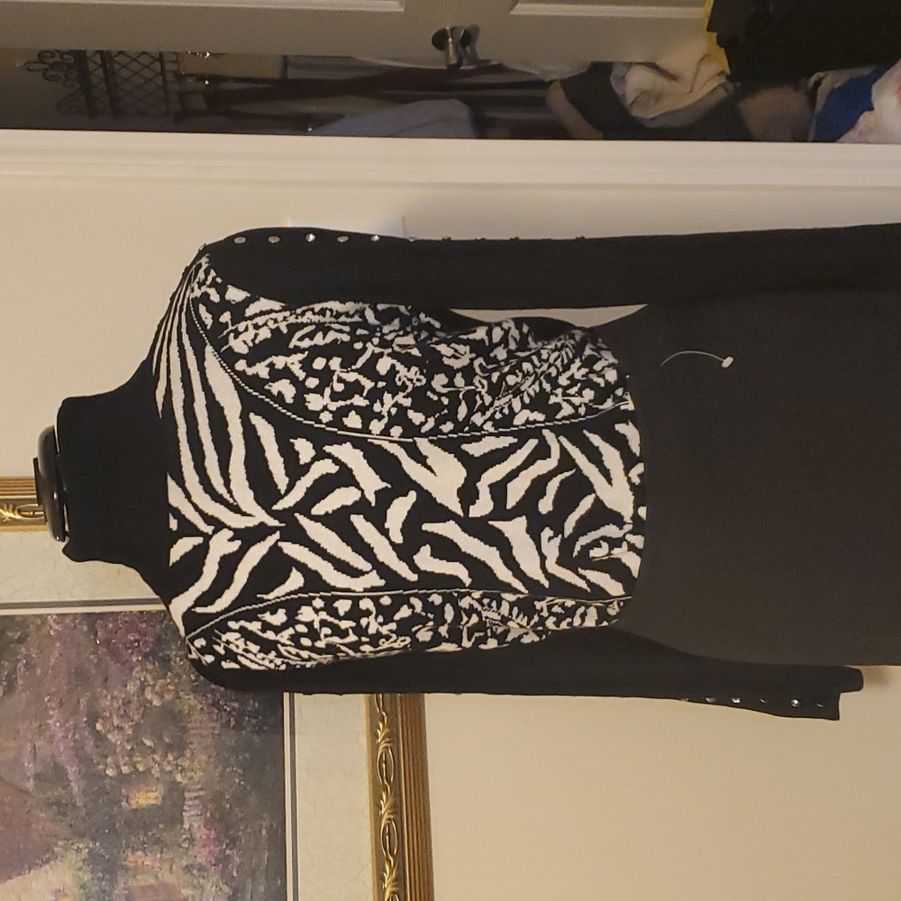 Beautiful black-and-white print turtleneck sweater with beaded sleeve detail - Picture 2 of 7